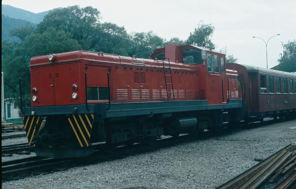 Zillertalbahn_02.jpg - Zillertalbahn - Diesellok D10 im Bahnhof Jenbach - Sommer 1982